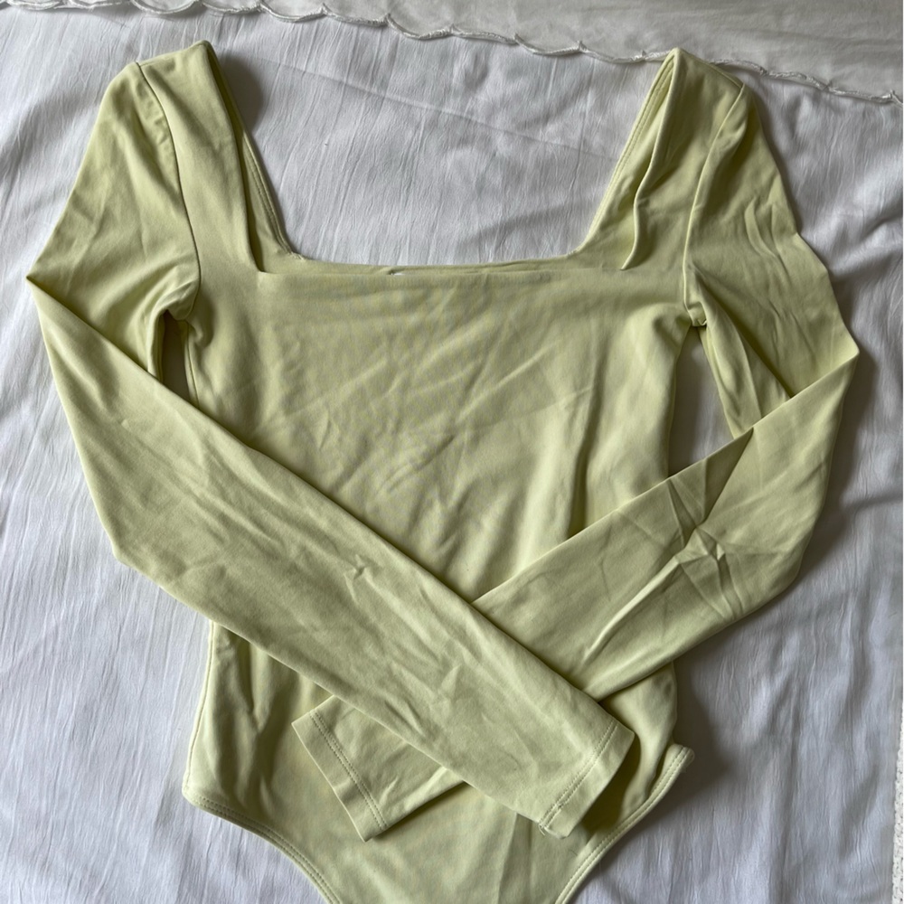 Aritzia contour square neck long sleeve